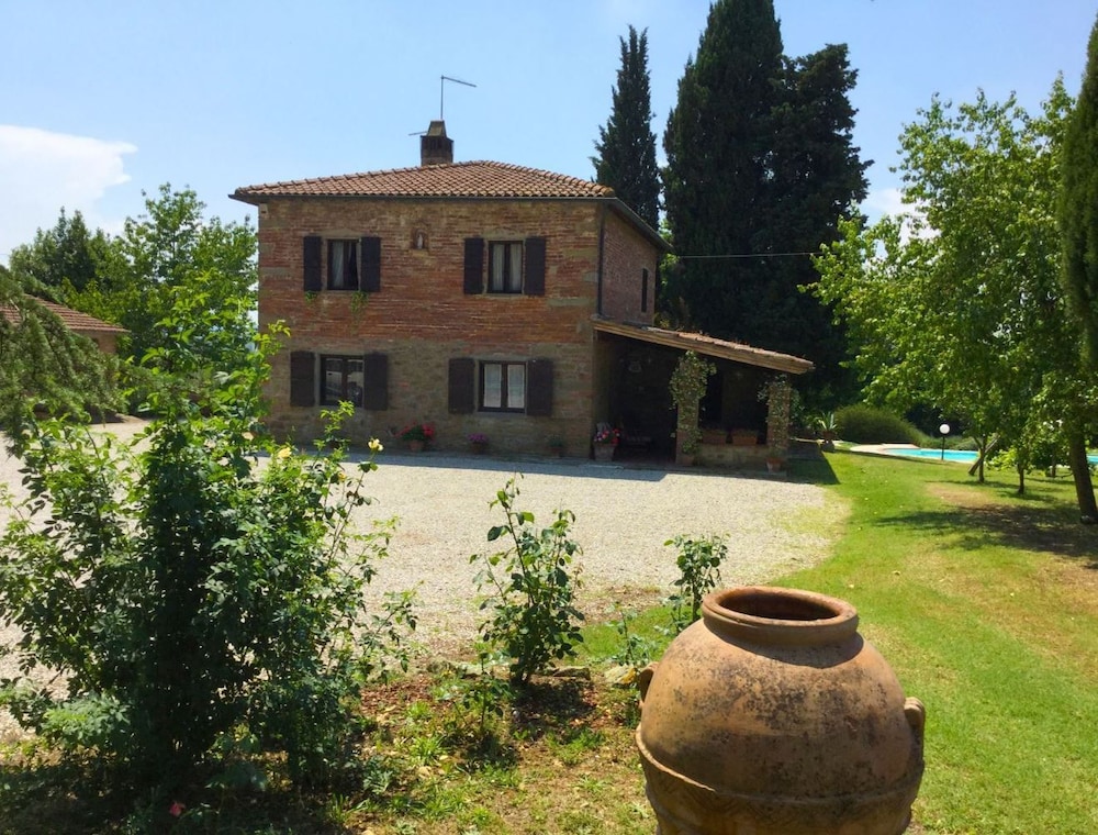 Stunning private villa for 6 guests with private pool, TV, pets allowed and parking
