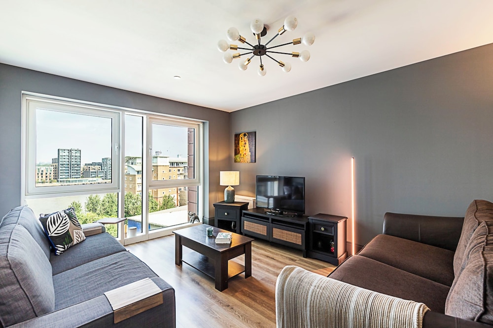 Riverside Escape With Breathtaking Thames Views