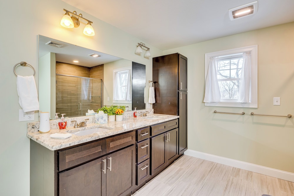 Mtn-view Gem w/ Hot Tub & Fire Pit in North Conway