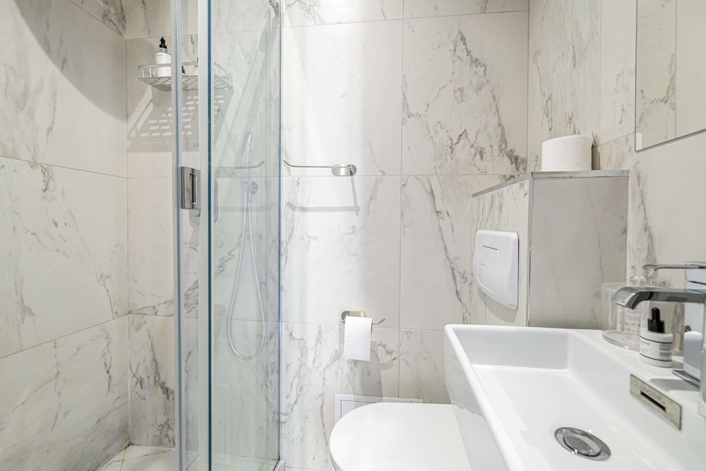 Hotel Avaton - Deluxe Bedroom With Private Balcony