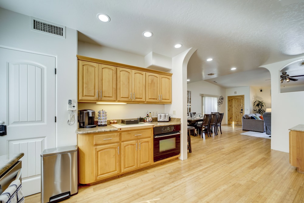 Thunder Mtn Views: Walkable Home in West Sedona!