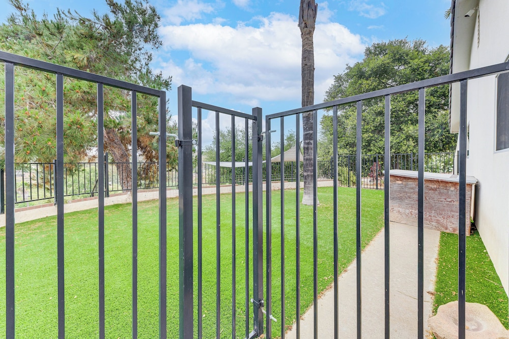 2 Mi to Lake Poway: Mtn-view Escape w/ Patio!