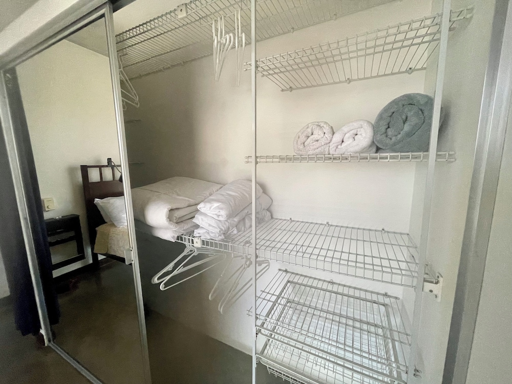 Beautiful Spacious Loft 2 Bedrooms 2 Full Baths 2 car Garage in Downtown