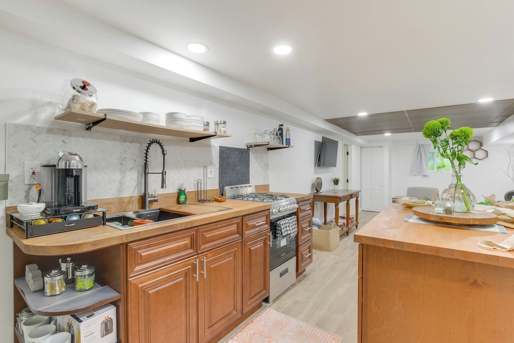 2 Mi to Logan Square: Pet-friendly Unit w/ Yard!