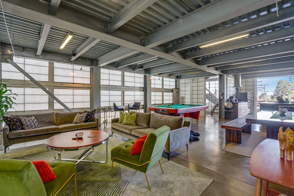 Modern Penthouse in Venice Beach-the Steel Rose-