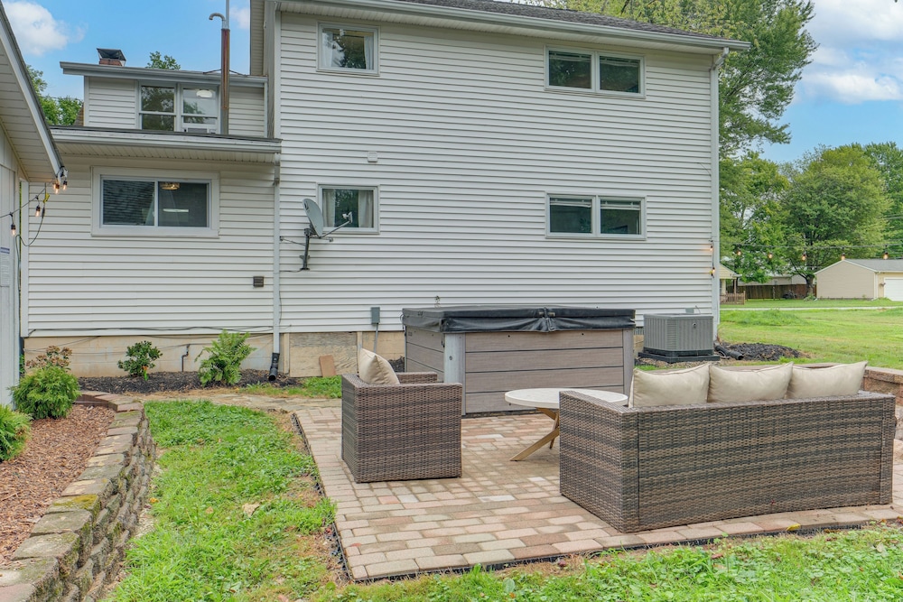 < 1 Mi to Lake Erie: Home w/ Hot Tub & Game Room!
