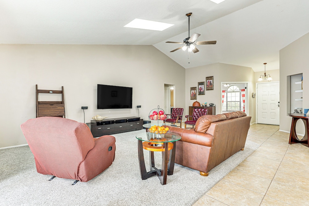 Swim, Golf & Relax: Lovely Home in Lake Mary