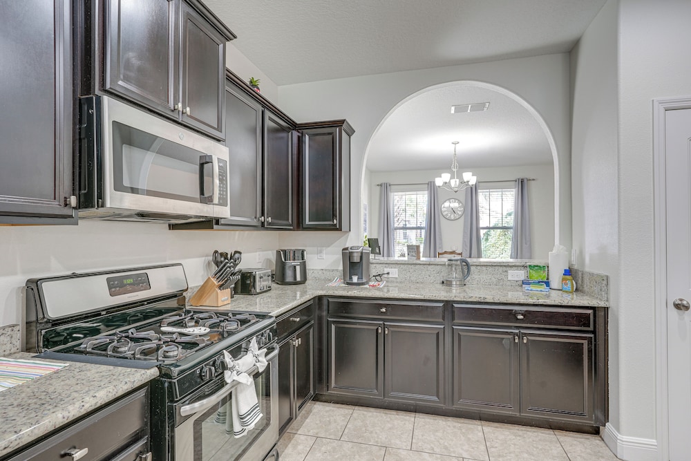 10 Mi to Wdw: Family Home w/ Game Room & Pool!