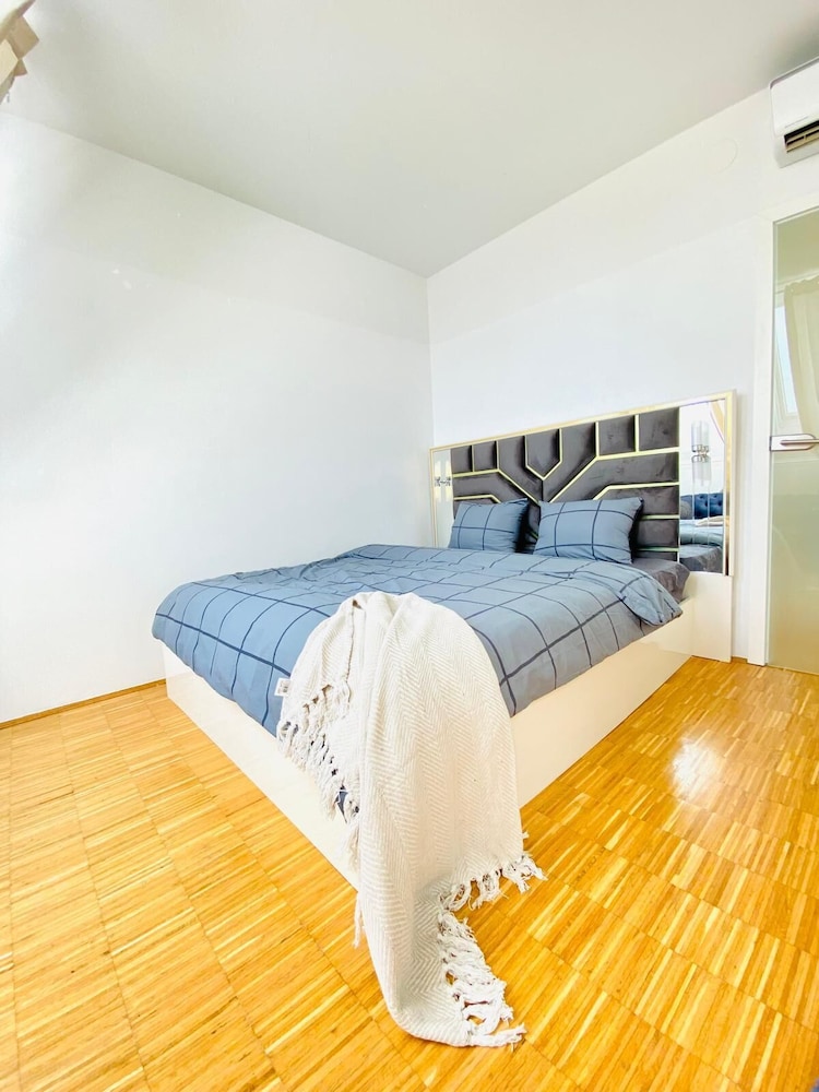 Comfy 3BR Apt With Living Room Balcony