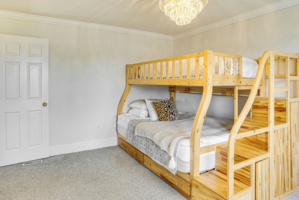 5 Mi to Dtwn York: Spacious Family Home