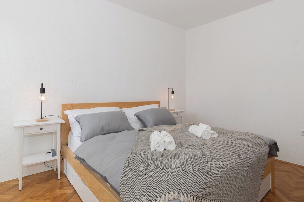 Zozo, Modern Two-Bedroom Suite