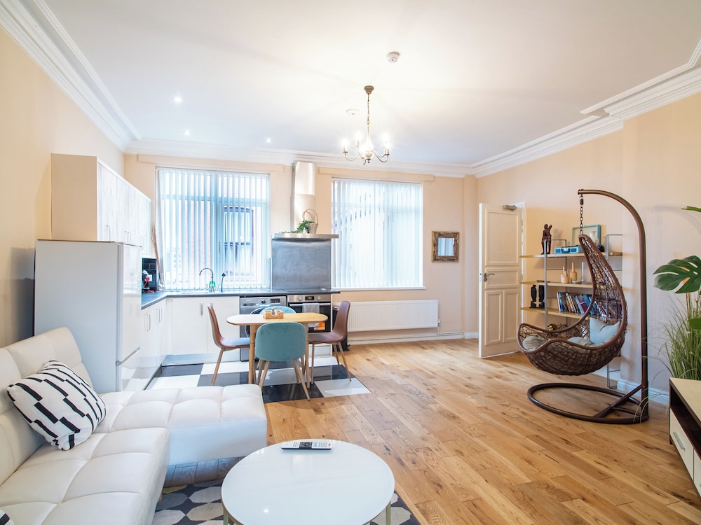 Creative & Cheerful Apartment by Avo in Sheffield