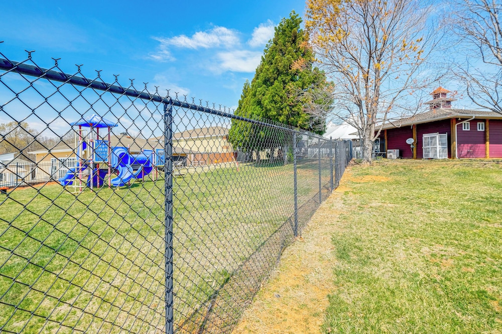Smith Mountain Lake Retreat w/ Resort Amenities!