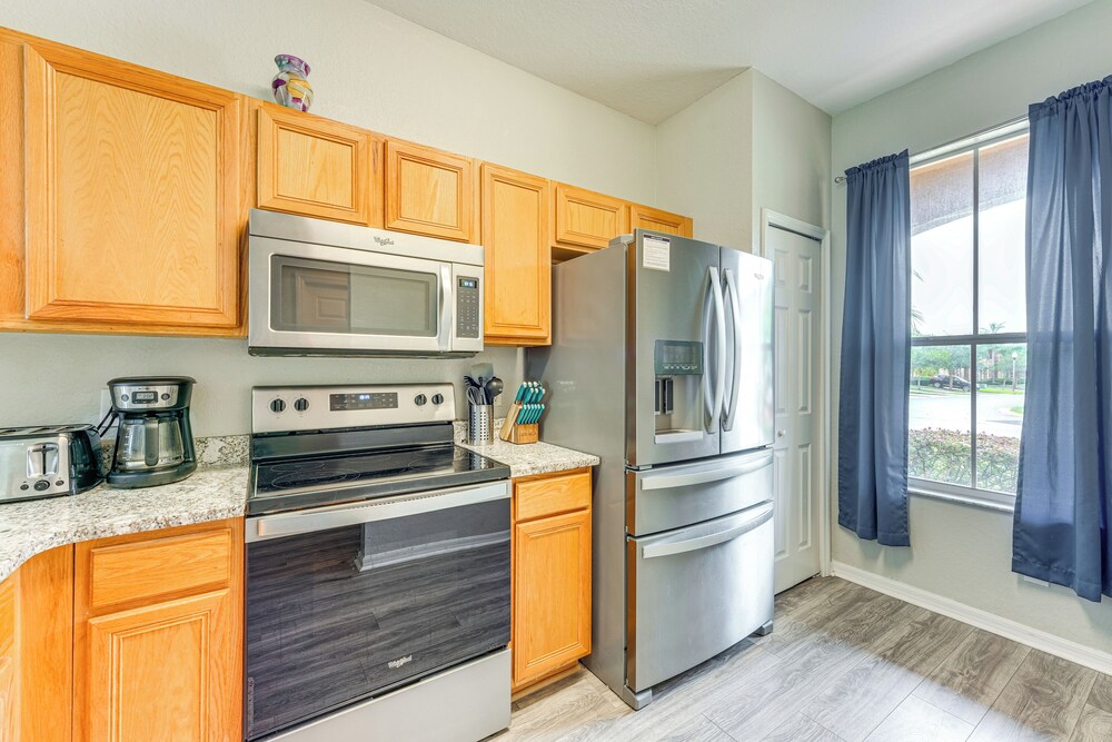 9 Mi to Disney: Gated Resort Escape w/ Pool Access