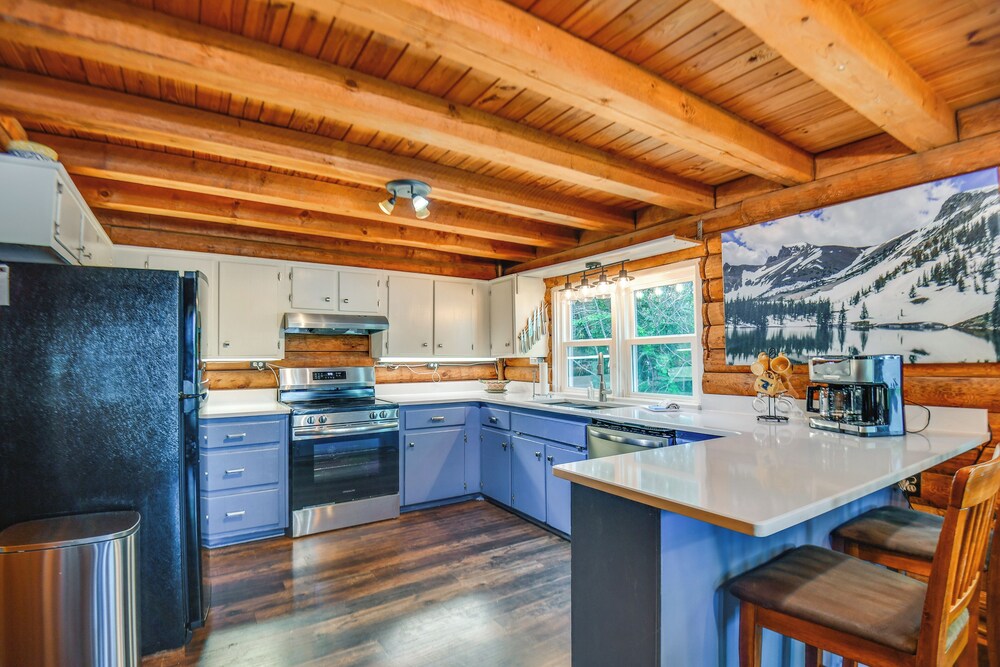 Waterfront Cabin on Lake Sinclair w/ Private Dock!