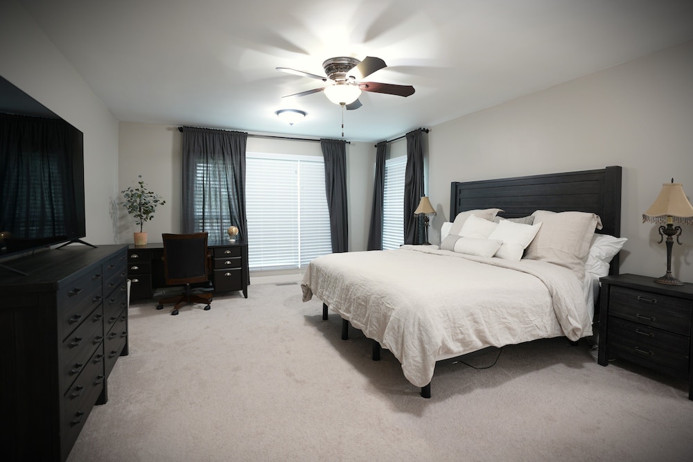 Designer decorated 6 bedroom 4 bath pool home