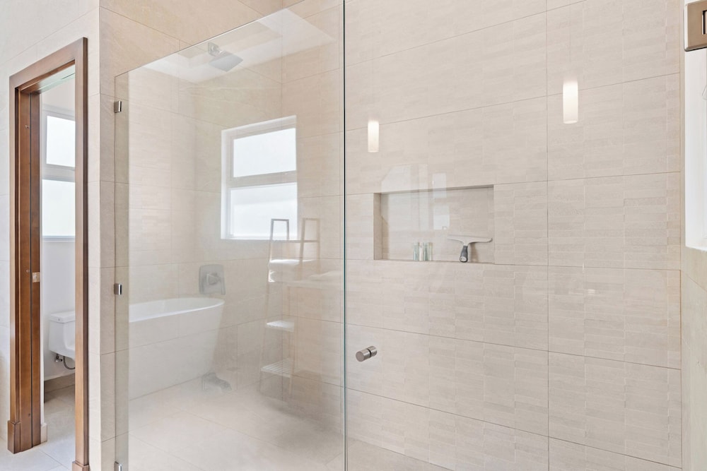 Luxurious Home with Bright, Modern Design and Private Infinity Pool in High-End Community