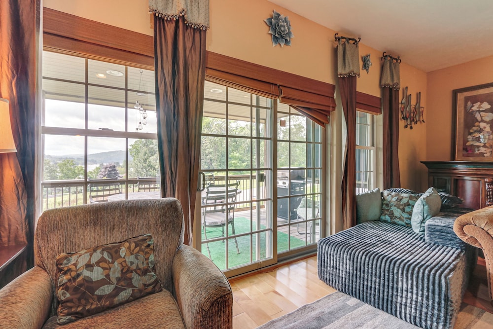 1 Mi to Wisp Resort: Hot Tub Haven in Mchenry!