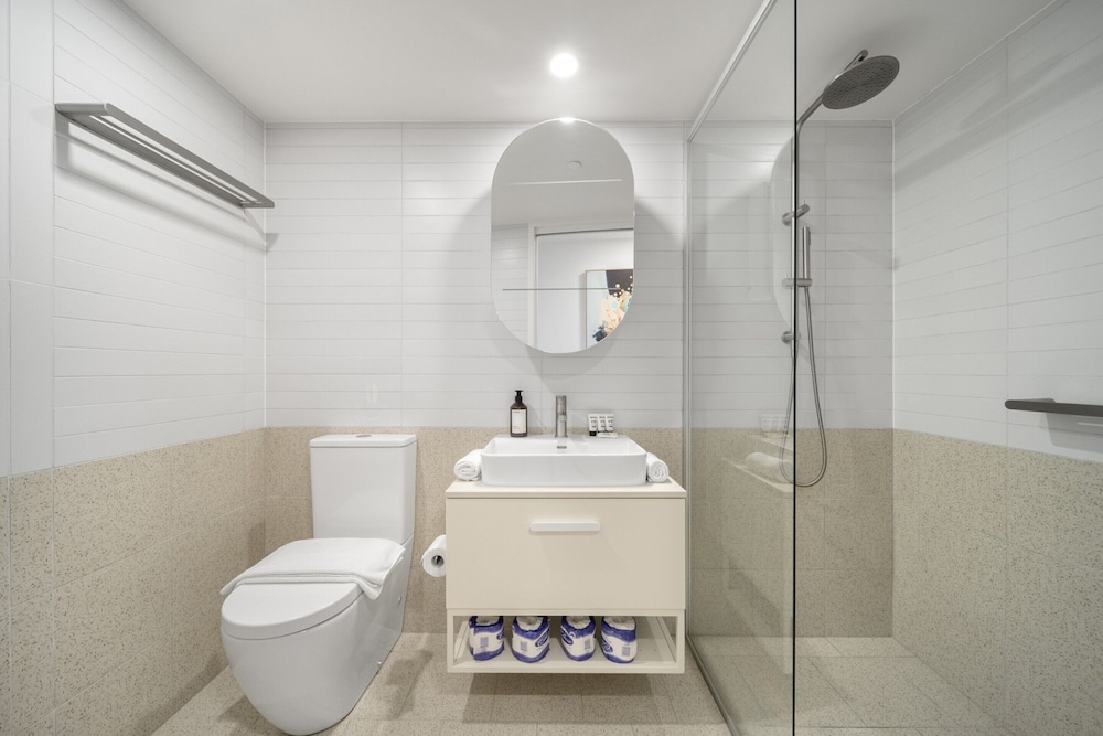 Sleek Inner-city 2-bed With Swimming Pool & BBQ
