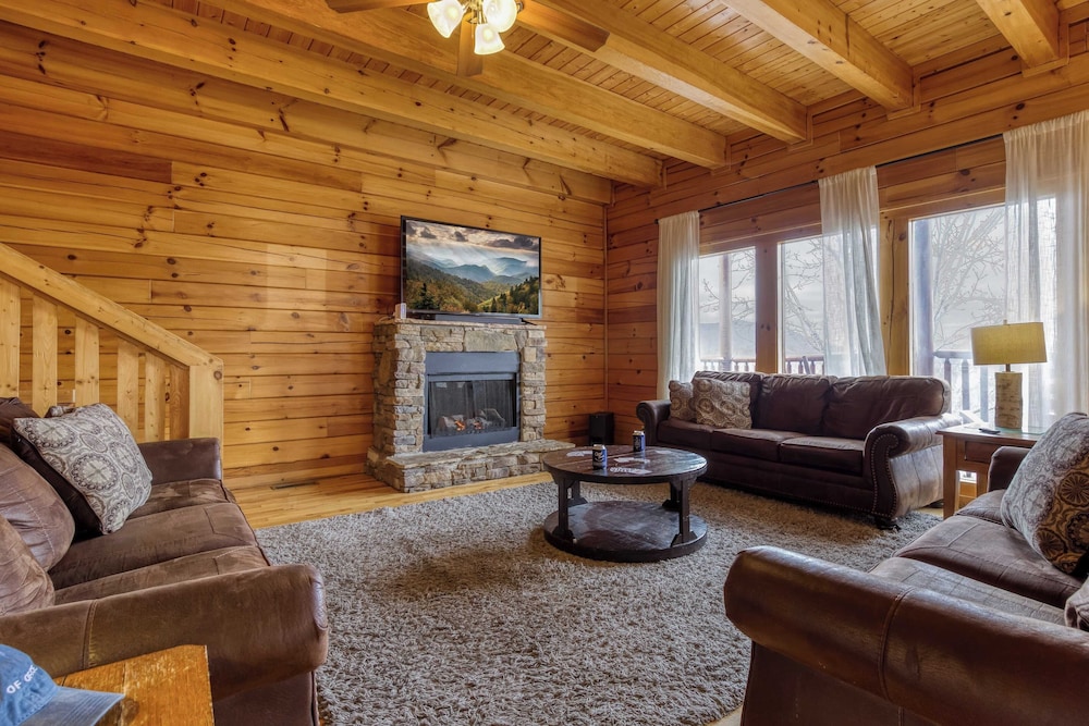 Hot Tub, Game Room, Movie Theater, View Sleeps 18 Lookout Lodge by Avantstay