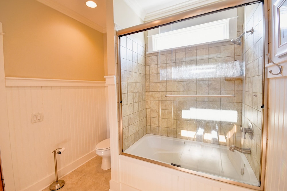 54th Ave N. Cherry Grove 4 Bedroom Home by RedAwning view 5