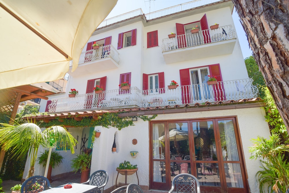 Hotel Charme Hotel La Villa Tina - Image 1