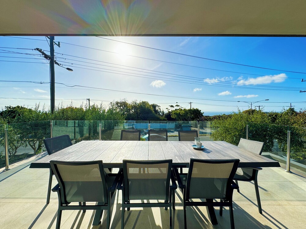 Modern Holiday House wth Bay View