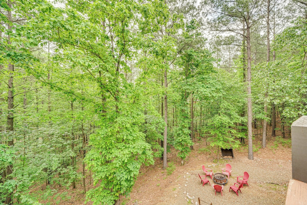 Modern, Luxe Cabin in Broken Bow w/ Hot Tub!