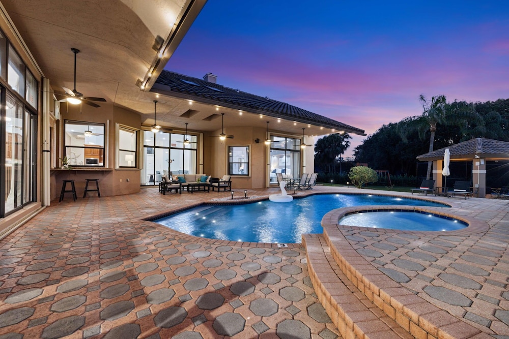 Grand 6BR Plantation Estate w/ Tennis & Pool