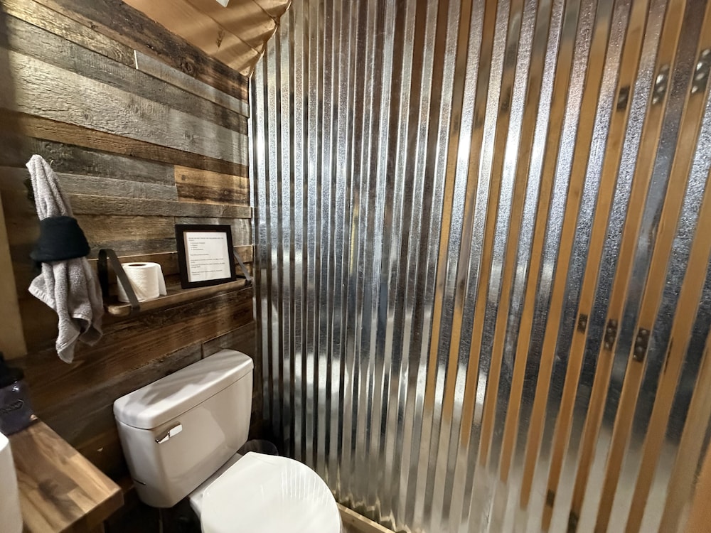 Boujee Bear Cabin With Hot Tub & Putting Green 2 Bedroom Cabin