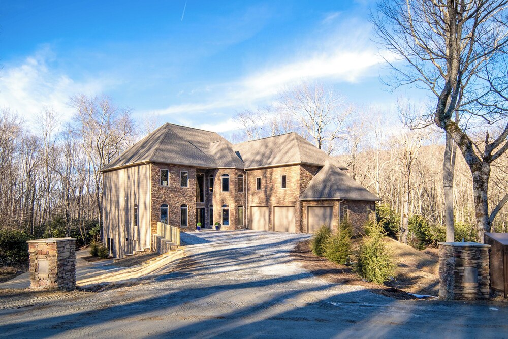 2 Mi to Beech Mtn Resort! 8,000-sq-ft Luxe Escape