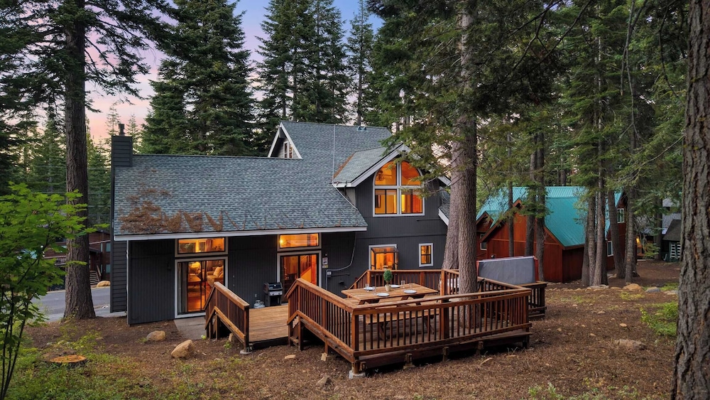 Cozy Escape w/ Hot Tub + Deck & Access to Tahoe Donner & Skiing Alpenglow Chalet by Avantstay
