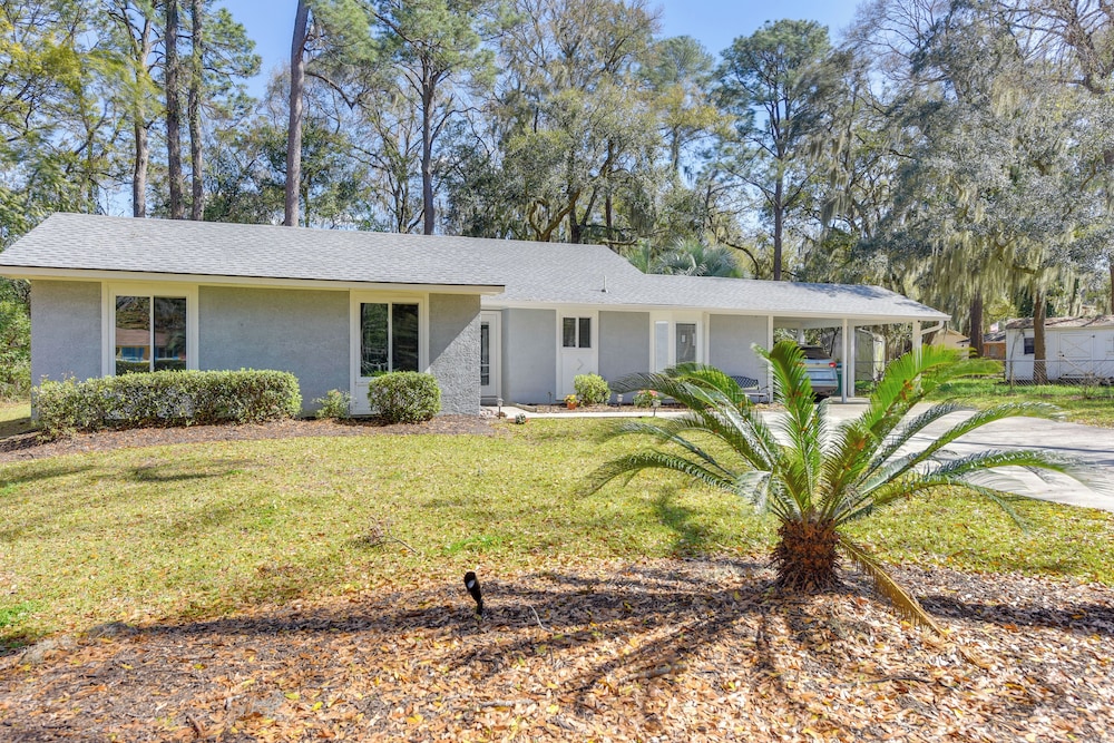 5 Mi to Dtwn Beaufort: Home w/ Screened-in Patio