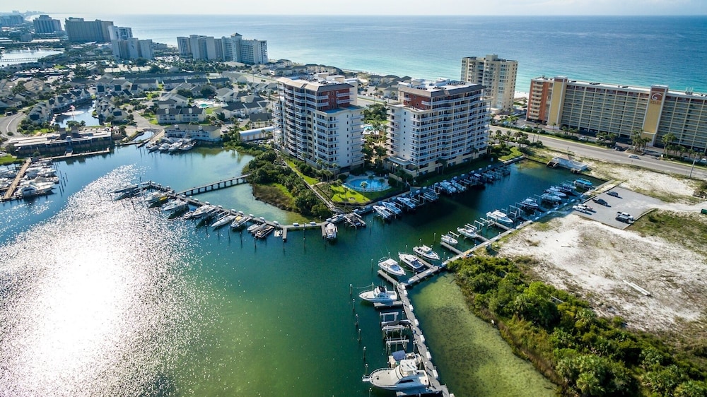 Harbor Landing 902b 3 Bedroom Condo by RedAwning