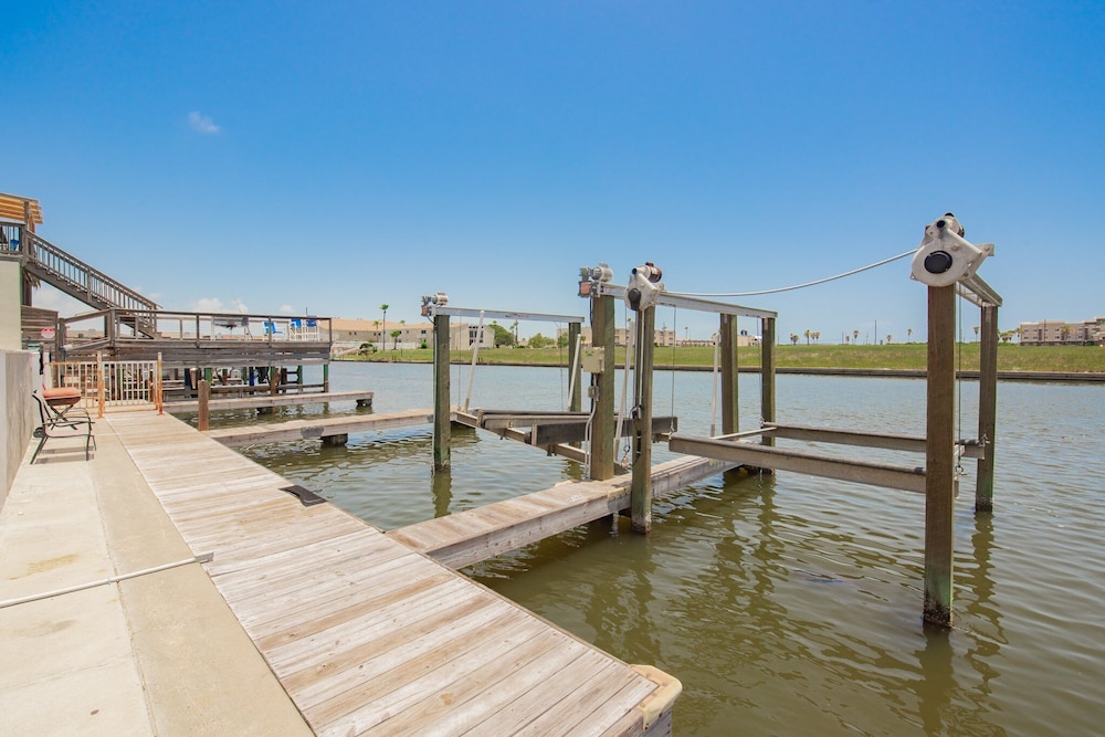 Waterfront Condo With Rooftop + Pool + Boat Slips