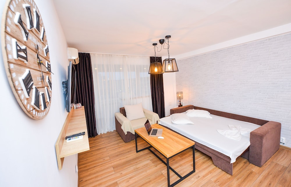 Belvedere Apartment - Victoria Avenue view 2