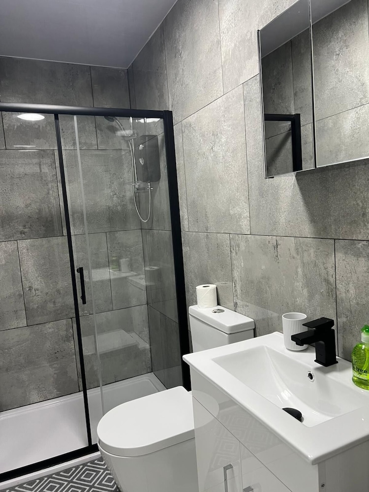 Luton Excellent 1 bed Apartment With Living Room