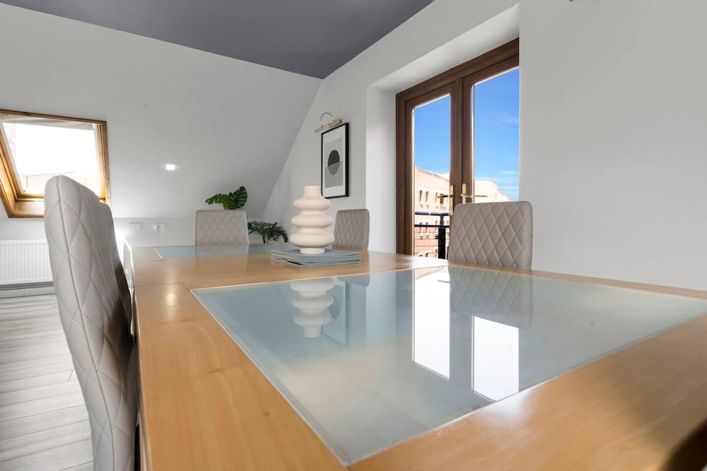 Luxury Penthouse Suite - Swansea Central - Beach
