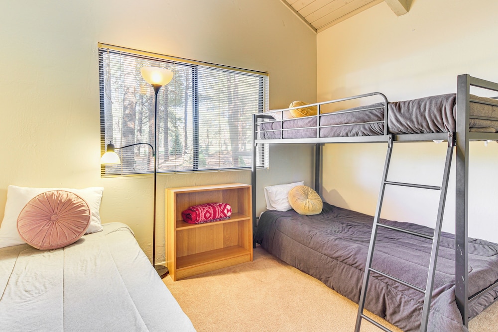 Golf Course Getaway & Hot Tub Haven in Pinetop!