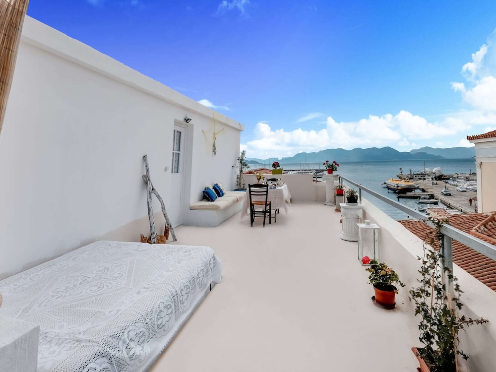 Astra Holiday Home in Aegina Island With Gorgeous Sunset Views view 5