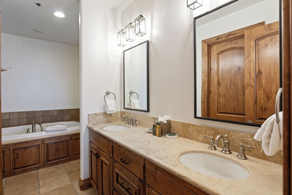 Grand Lodge - Penthouse #505 - Ski-in/ski-out 5 Bedroom Condo