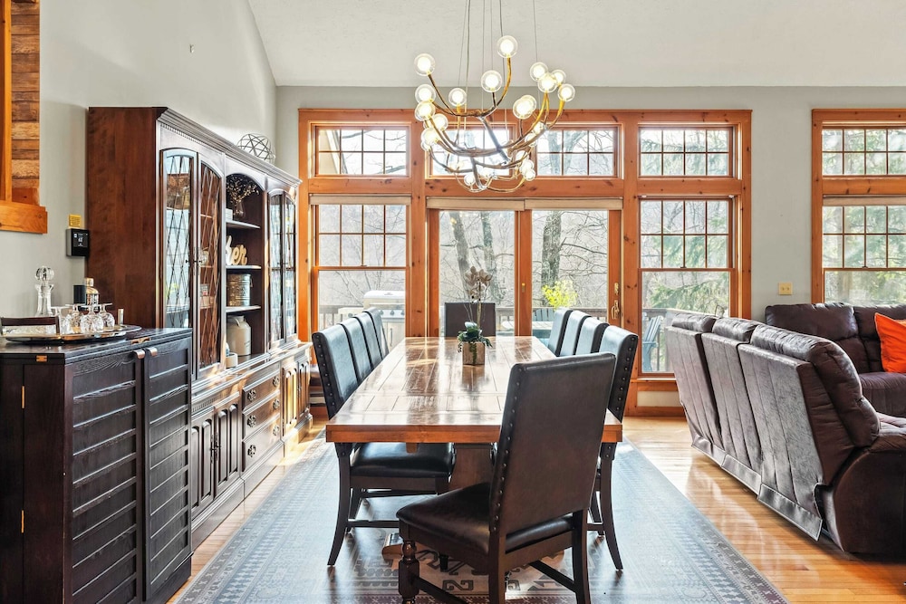 Mountain Escape With Game Room, Balcony & Stunning Views in the Poconos Christina