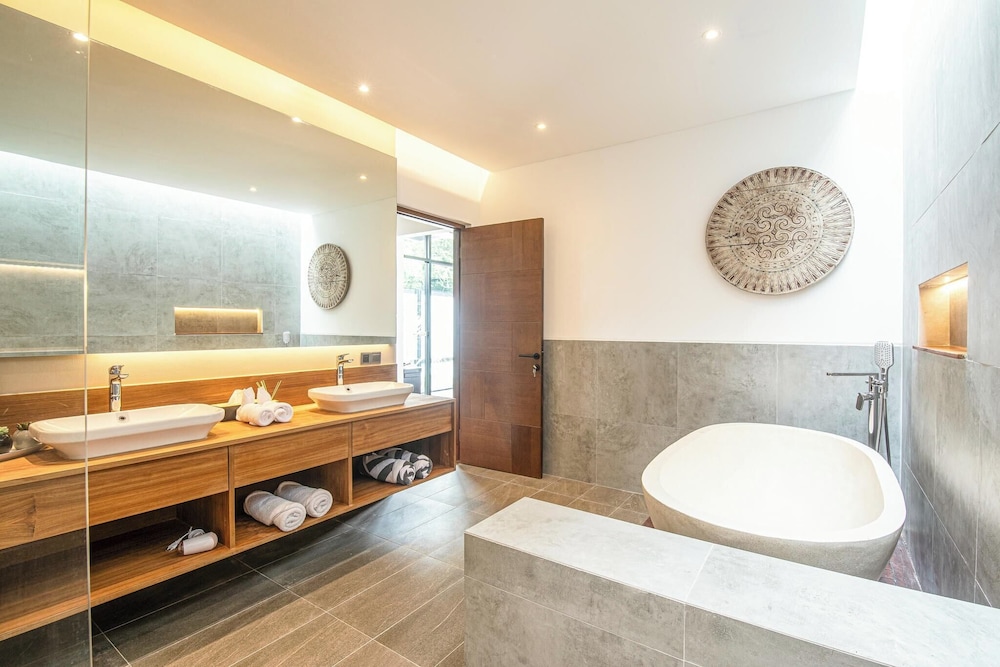 Elegant 6BR Canggu Villa Steps From the Ocean