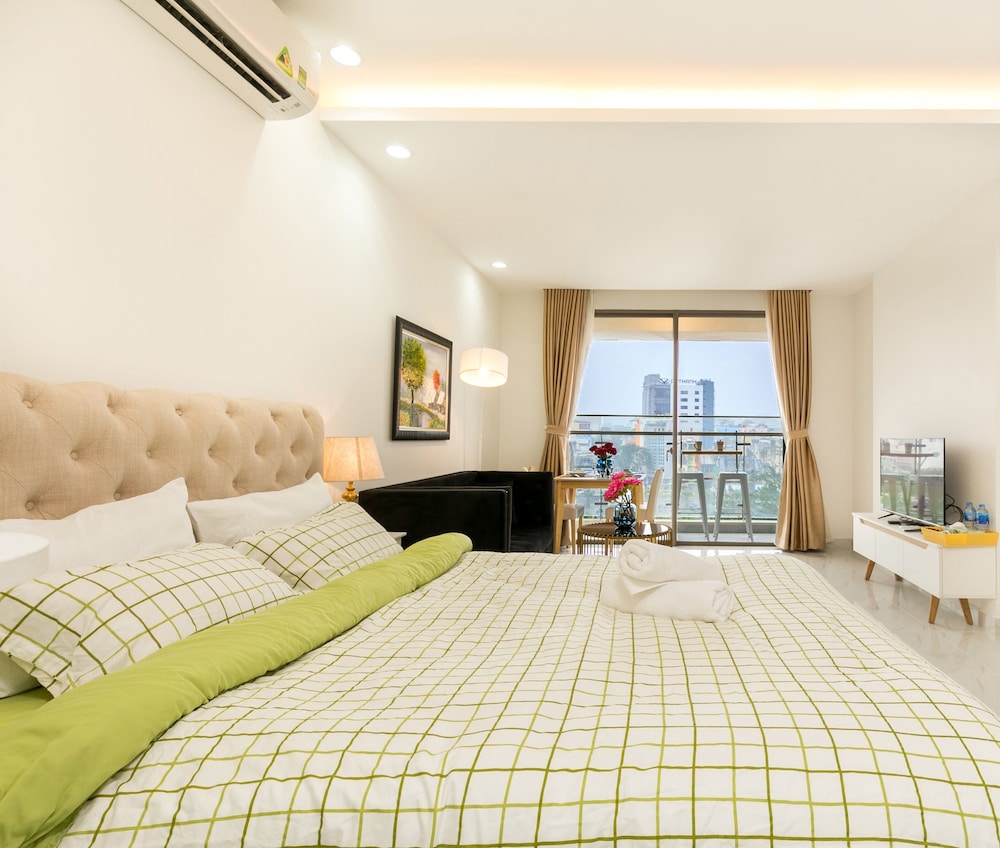 Jennifer House - Millenium Apartment