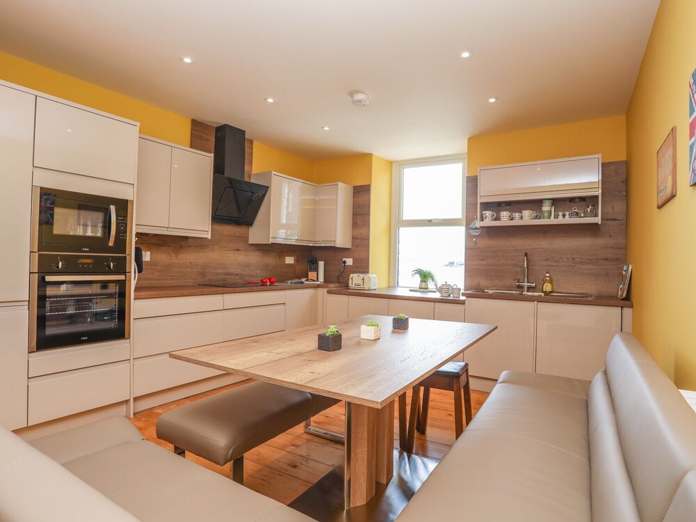 Gadlys House - Waters Edge view 5