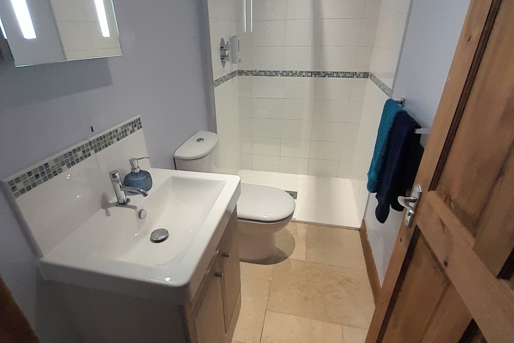 Canal-side 5-bed Cottage - Sleeps 10, Pet Friendly