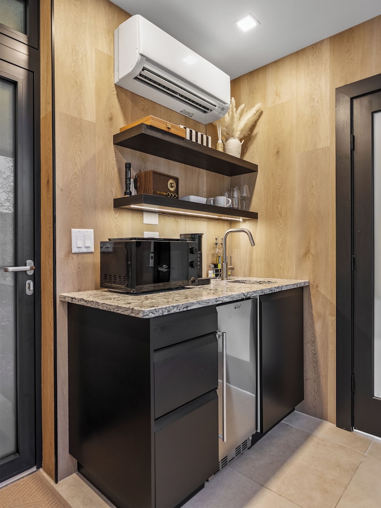 Mirror Villas - Modern Retreat with private hot tubs and mountain view