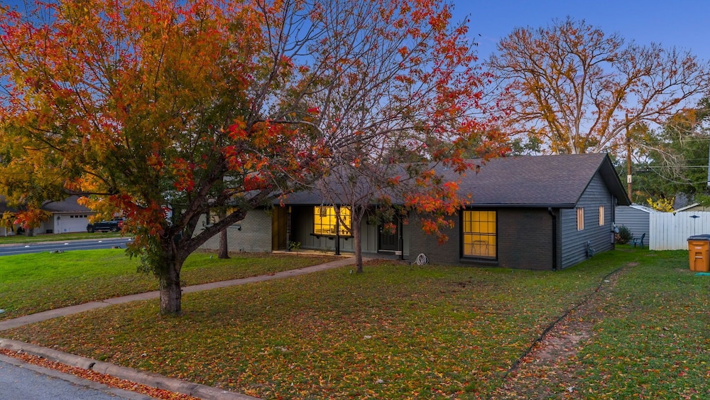 Quiet 3 Bedroom Home Walkable to Zilker Park view 2
