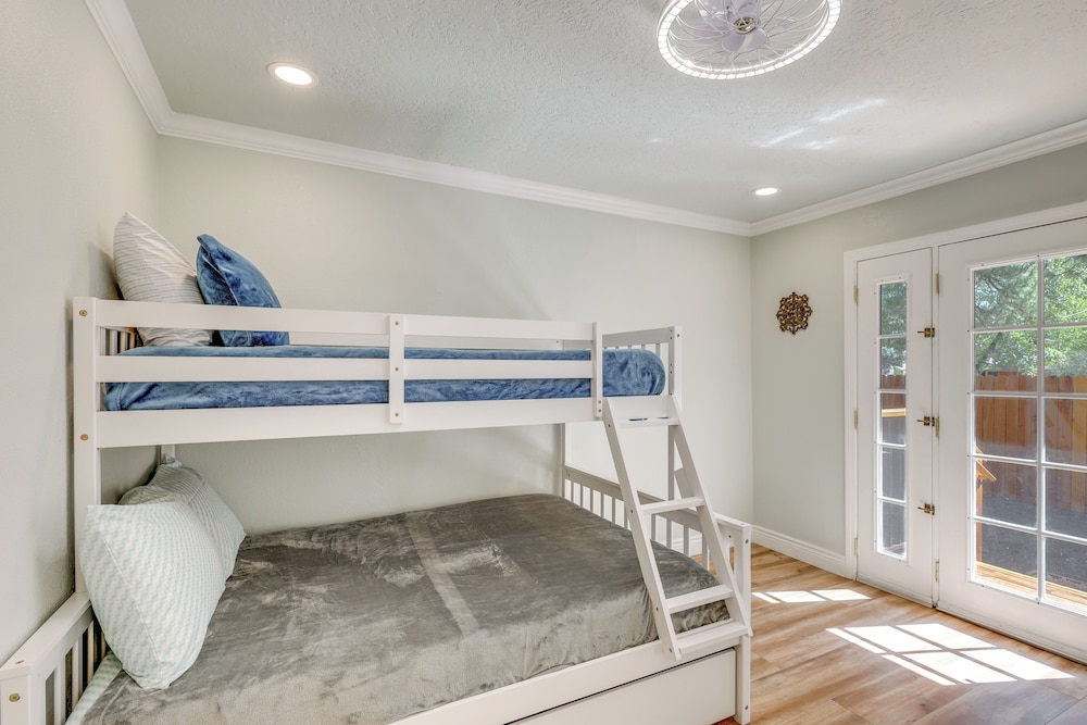 Near Slopes & Shores: Pet-friendly Sugarloaf Gem