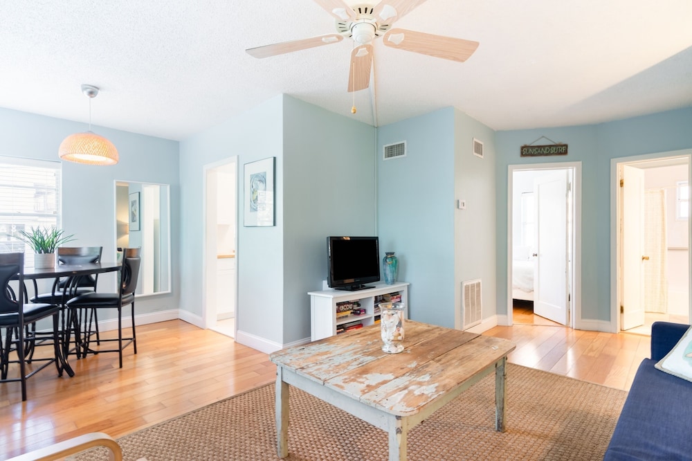 Cute One Bedroom at The Coral Resort Apts by RedAwning view 2